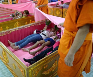 Nghi lễ "giả vờ chết" để xả xui tại Thái Lan