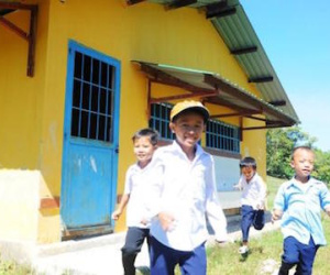 Nhà vệ sinh khủng tiền tỷ khóa cửa, học trò... đành bừa bãi