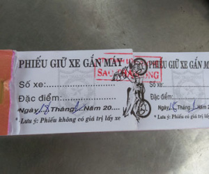 Phiếu giữ xe "không có giá trị lấy xe": Mất xe ai chịu?