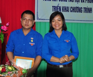 Thanh niên cứu người giữa sóng lớn nhận Huy hiệu Tuổi trẻ dũng cảm