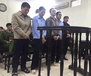 Cựu Phó ban Tổ chức quận bật khóc tại tòa