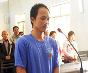 Gã cha dượng hiếp dâm con riêng của vợ lĩnh án