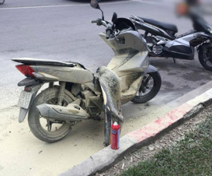 Hà Nội: Đang đi trên đường, xe máy PCX bất ngờ bốc cháy dữ dội