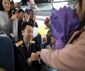 Màn cầu hôn lãng mạn trên tàu cao tốc