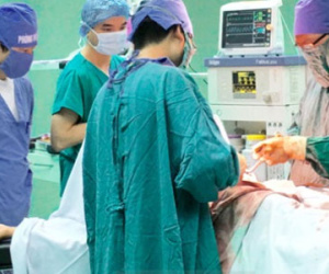Sinh con xong, sản phụ băng huyết, chảy máu ổ bụng hơn 2 lít