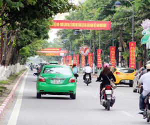 Vừa nhận hơn 3.600 tấn gạo cứu đói, vừa bắn pháo hoa