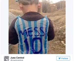 Cậu bé mặc áo Messi bằng ni lông gây sốt mạng