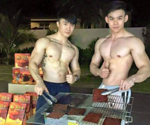 Hai chàng hot boy "khoe thân" bán thịt khô gây "sốt"