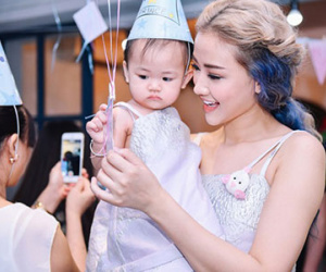 Maya mở tiệc ấm cúng mừng con gái một tuổi