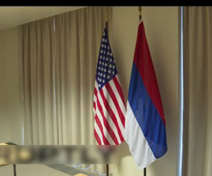 Quốc kỳ Nga bị treo ngược trước cuộc gặp Kerry - Lavrov