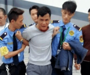 Tên trộm liều lĩnh lấy trộm túi xách giữa trung tâm thương mại