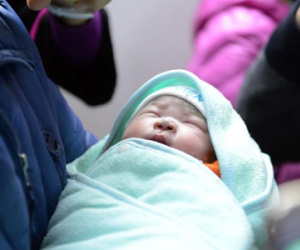 Bé gái của ca mang thai hộ đầu tiên chào đời nặng 3,6kg