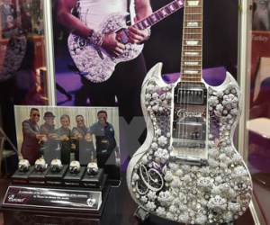 Cây đàn guitar nạm vàng và kim cương đắt giá nhất thế giới