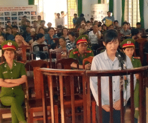 Cô gái cởi áo lăng mạ CSGT bị 9 tháng tù giam
