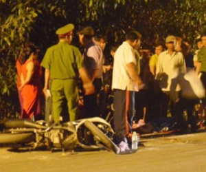 Hai vợ chồng hoảng loạn tìm thi thể con dưới gầm xe tải