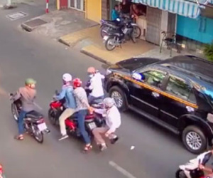 Người đàn ông giằng co quyết liệt với nhóm cướp giữa phố Sài Gòn