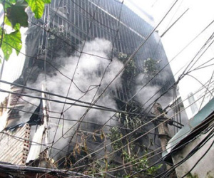 Nhà 3 tầng phát hỏa, dân xách từng xô nước chữa cháy