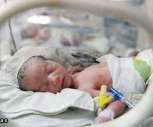 Các mẹ lưu ý: Pha sữa công thức theo cách này có thể cướp đi tính mạng con