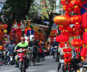 Đồ trang trí Tết Trung Quốc nhuộm đỏ phố Hàng Mã