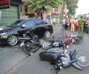 Tài xế buồn ngủ đạp nhầm chân ga, ôtô gây tai nạn liên hoàn