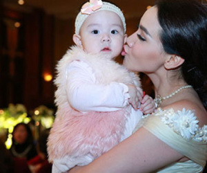 Trang Nhung và con gái rạng rỡ trong đám cưới ở Hà Nội