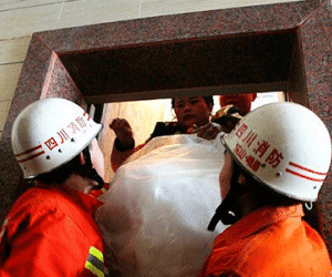 Trung Quốc: Giải cứu cặp đôi kẹt trong thang máy đúng ngày cưới