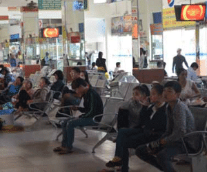 Xăng giảm nhưng vé xe Tết tăng, người dân méo mặt