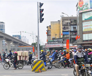 Bộ trưởng yêu cầu nhổ, cột đèn vẫn chắn giữa đường