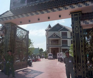 Người dân nói gì vụ 2 vợ chồng chết bất thường trong biệt thự?