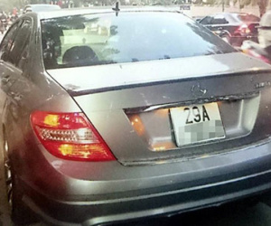Chủ xe Mercedes vật lộn với kẻ trộm gương trên phố