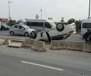 Hà Nội: Taxi tông dải phân cách, lật ngửa giữa đường