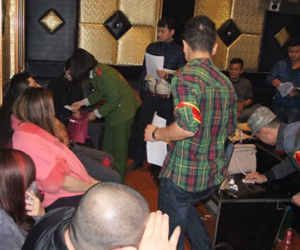 Hàng chục thanh niên "bay, lắc" trong quán karaoke