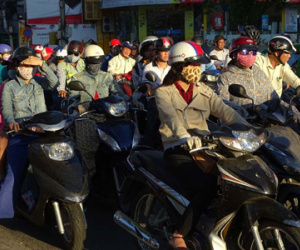 Lạnh bất thường, dân Sài Gòn co ro áo ấm