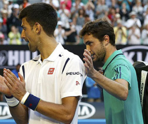 Mắc 100 lỗi tự đánh hỏng, Djokovic vẫn thoát hiểm