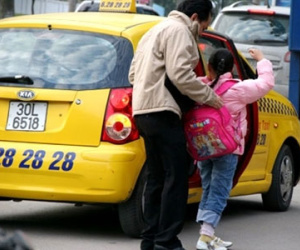 Phát khóc vì không gọi được taxi trong ngày Hà Nội có tuyết rơi