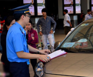 Phạt ôtô dừng quá 3 phút trong sân bay Tân Sơn Nhất