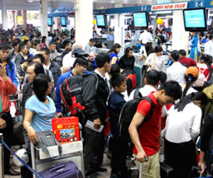 Sân bay Tân Sơn Nhất làm thủ tục check-in bằng máy tính bảng