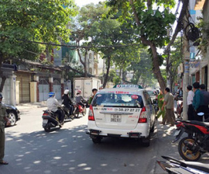 Tài xế tử vong trên chiếc taxi khóa kín