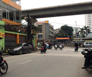 Truy lùng kẻ cầm dao đâm cảnh sát, khống chế người đi đường