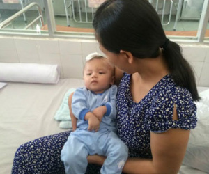 Bé trai bị đâm xuyên não tươi tắn xuất viện trong vòng tay mẹ