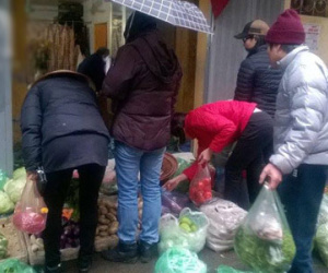 Hà Nội: Xếp hàng đi chợ cóc ngày mưa rét hoành hành, rau thịt đội giá