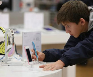 Người Việt tại Nga đổ xô đi mua iPhone, máy ảnh
