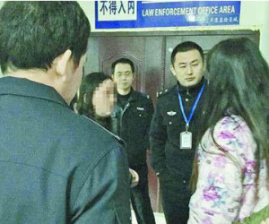 Quay lén phụ nữ trong phòng tắm để... hâm nóng quan hệ vợ chồng