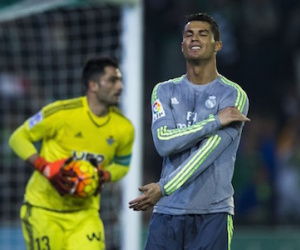 Ronaldo đang kém Messi khoảng cách rất xa