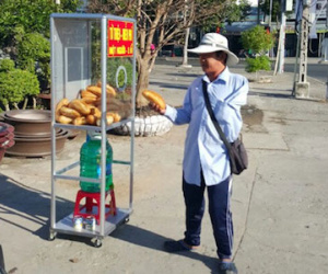 "Thu nhập trăm triệu/tháng" vẫn ăn bánh mì từ thiện