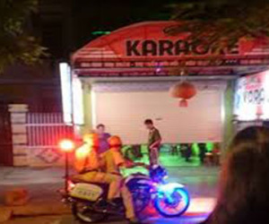 Tranh giành "đào" hát karaoke, một người bị đâm chết