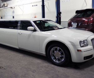 Xế độc Chrysler 300 Touring dài 9 m tại Việt Nam