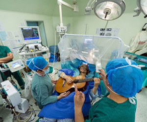 Nhạc sĩ Trung Quốc chơi đàn trong khi mổ não