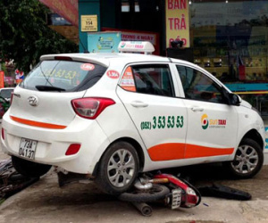 Taxi mất lái phi vào cửa hàng, đè bẹp 2 xe máy