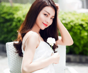 Trà Ngọc Hằng đẹp gợi cảm mà tinh khôi với sắc trắng